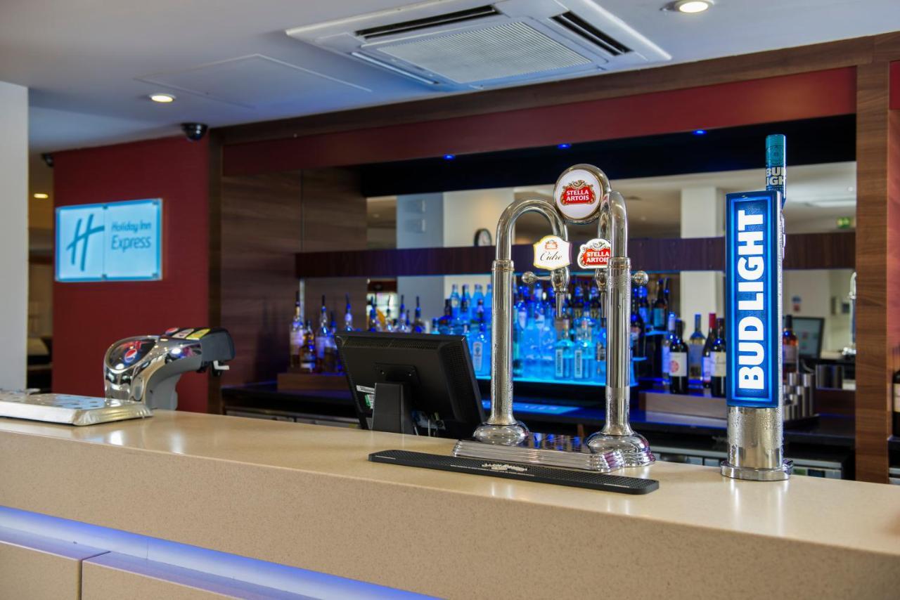 Holiday Inn Express London - Dartford By Ihg Bagian luar foto
