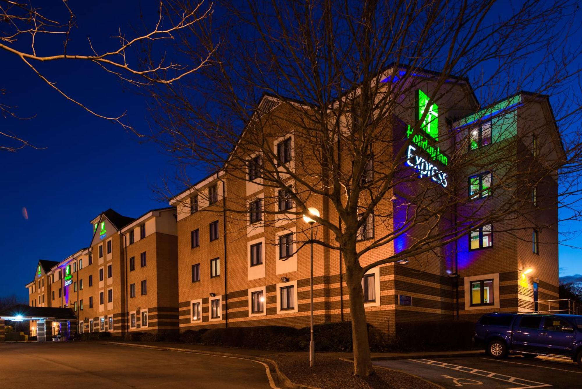 Holiday Inn Express London - Dartford By Ihg Bagian luar foto
